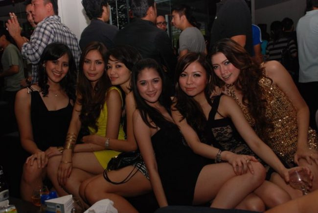 Singles nightlife Bandung pick up girls get laid