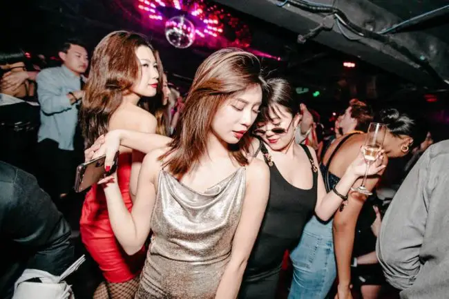 Singles nightlife Shanghai pick up girls get laid Bund
