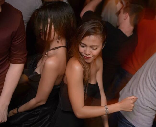 Les filles près de chez vous Les célibataires de Chengdu branchent les bars